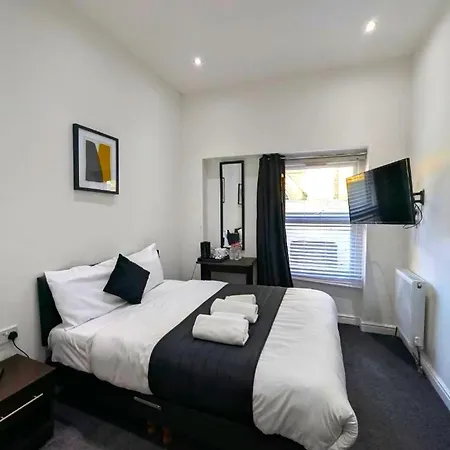Oyo Firs Lodge London Heathrow Hounslow Exterior photo