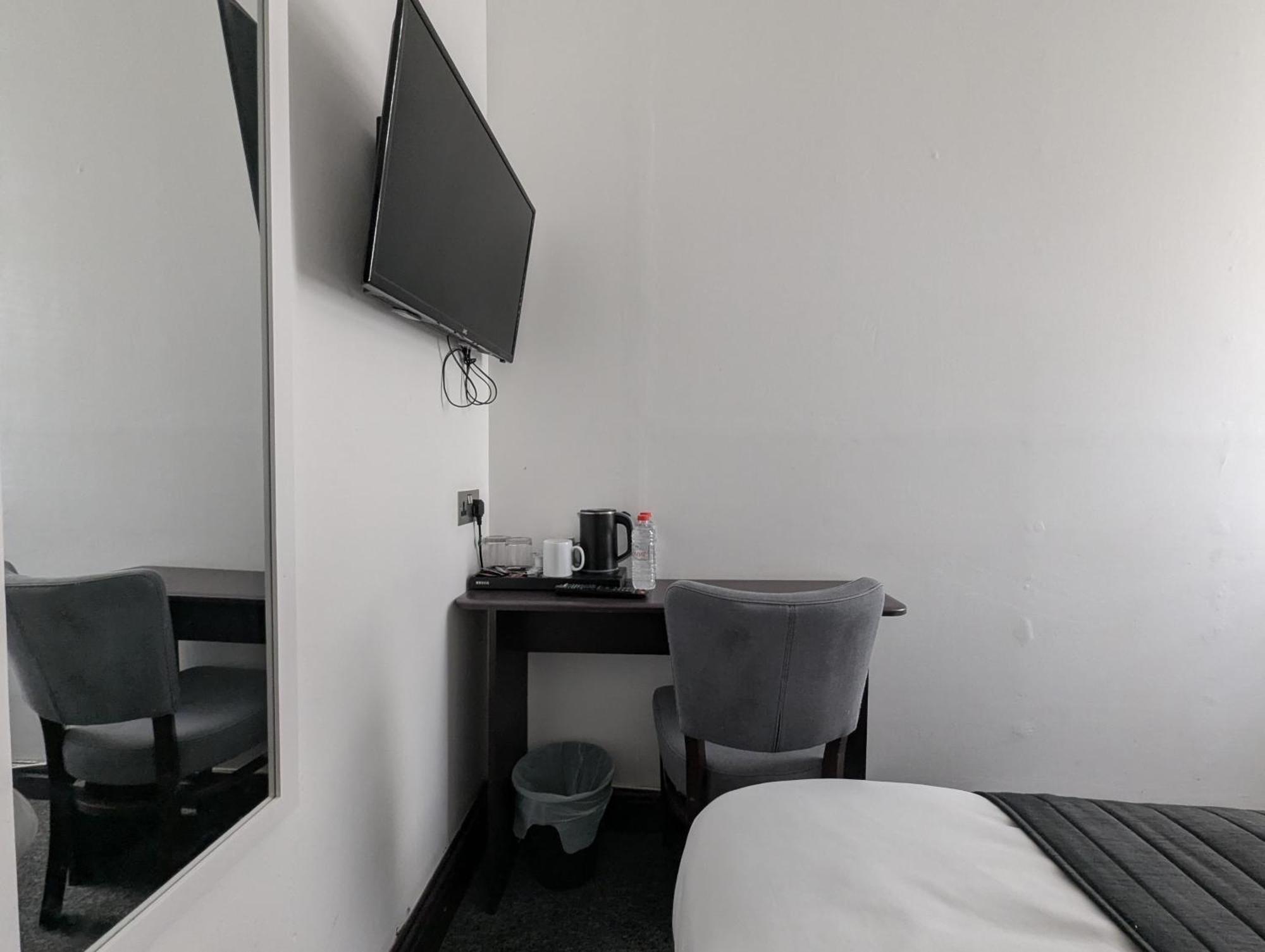 Oyo Firs London Heathrow Guest house 2*